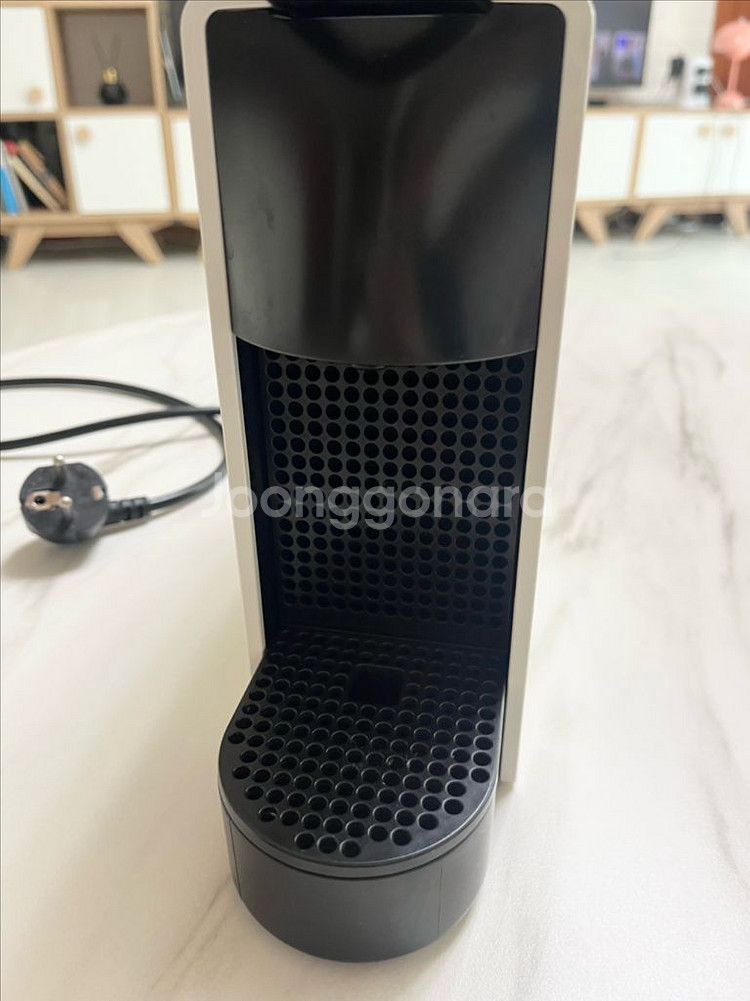 네스프레소 에센자 미니 커피머신 팝니다--4