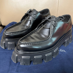 [38.5] 프라다 모놀리스 브러쉬드 레이스업 로퍼