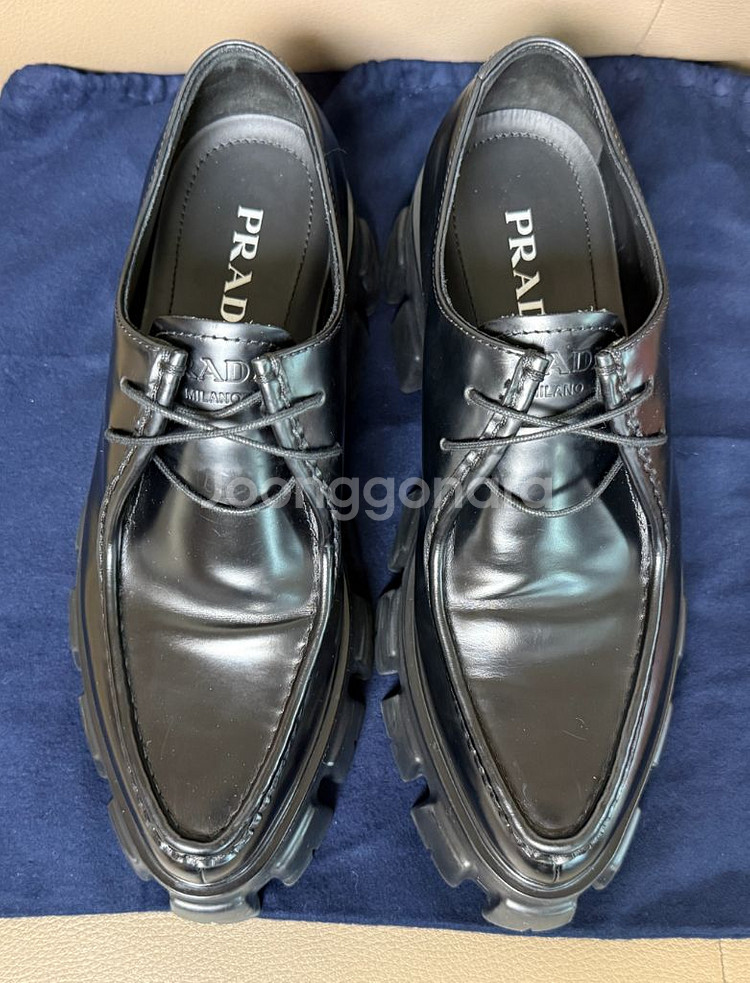 [38.5] 프라다 모놀리스 브러쉬드 레이스업 로퍼--1