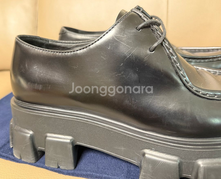 [38.5] 프라다 모놀리스 브러쉬드 레이스업 로퍼--4