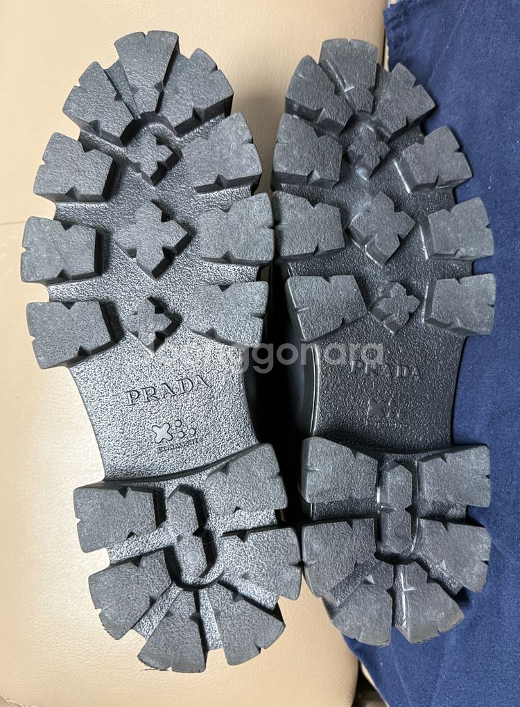 [38.5] 프라다 모놀리스 브러쉬드 레이스업 로퍼--9