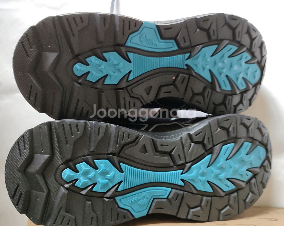 네파등산화(240)--3