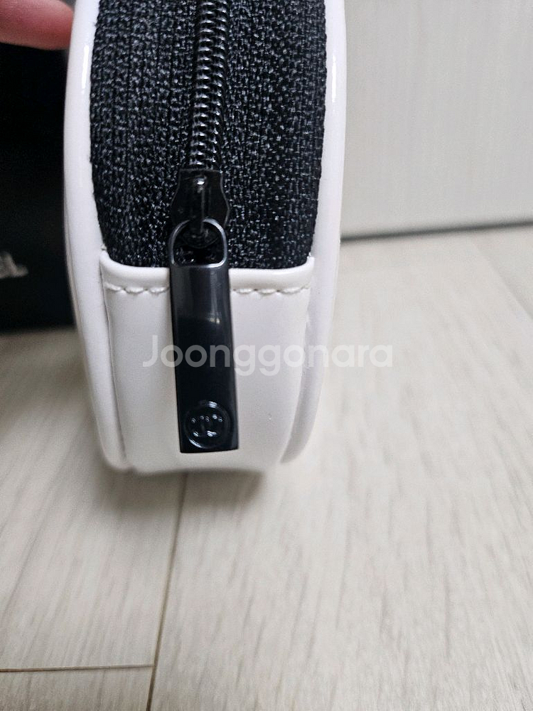 정품) 샤넬 화이트 애나멜 원형 파우치 (코스메틱)--1
