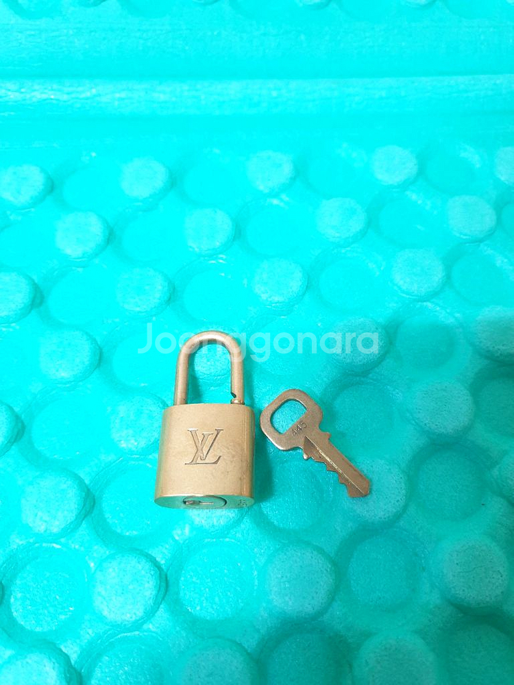 정품 루이비통 가방 자물쇠 패드락 445 열쇠포함 판매--0