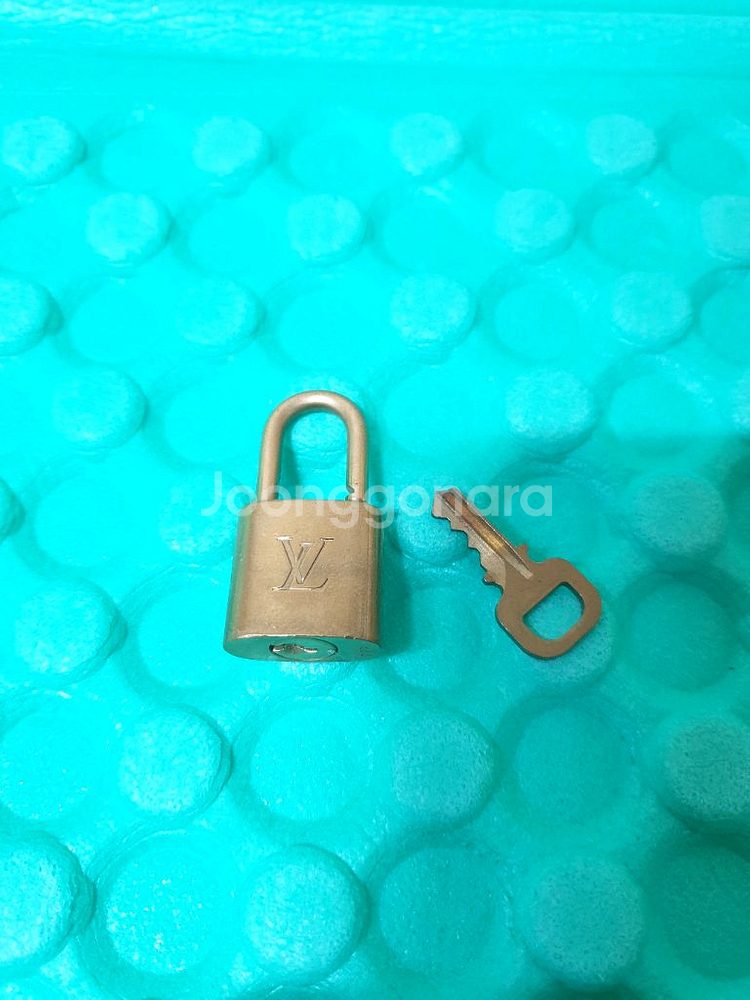 정품 루이비통 자물쇠 패드락 444번대 판매합니다--0