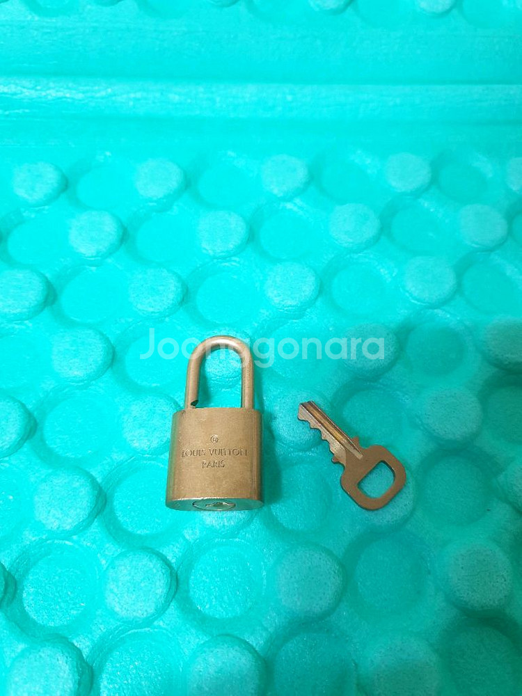 정품 루이비통 자물쇠 패드락 444번대 판매합니다--1
