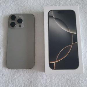 아이폰16프로 1테라 내츄럴티타늄 팝니다