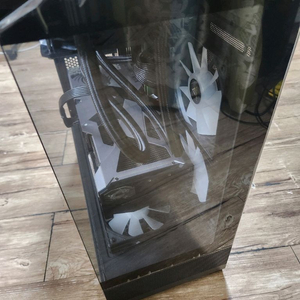 새제품급! RTX5090 + 라이젠9 9800X 초고사