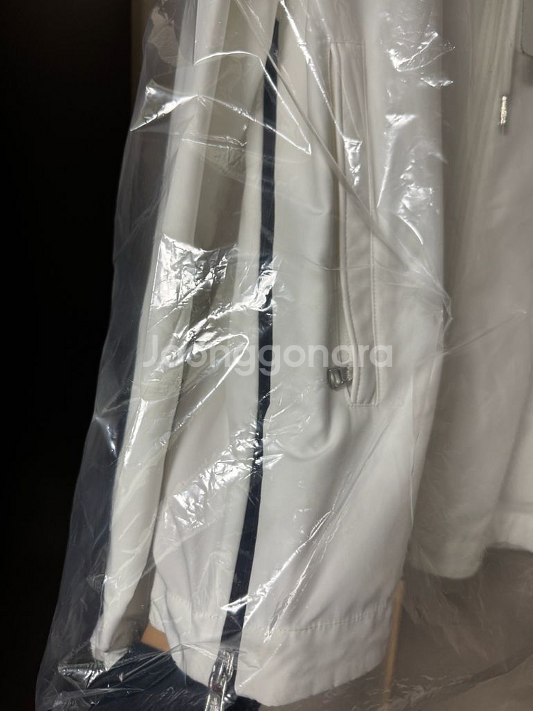 몽클레어 화이트 바람막이 4--1