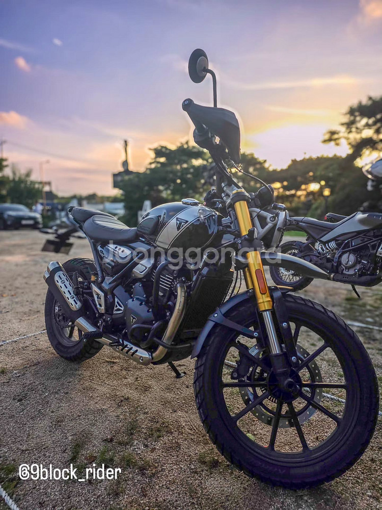 트라이엄프 스크램블러 400X 모델 판매합니다--0