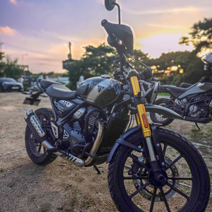 트라이엄프 스크램블러 400X 모델 판매합니다