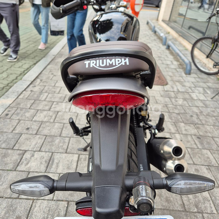 트라이엄프 스크램블러 400X 모델 판매합니다--3