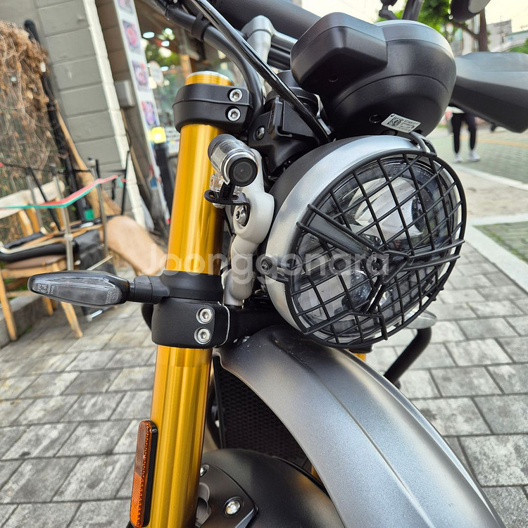 트라이엄프 스크램블러 400X 모델 판매합니다--4