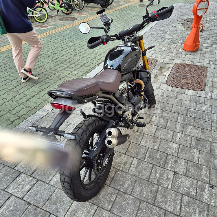 트라이엄프 스크램블러 400X 모델 판매합니다--6