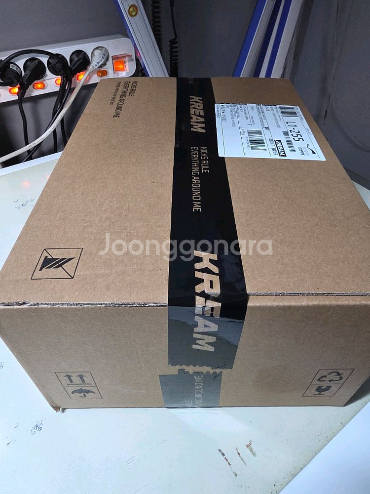 크림 미개봉 새제품 아식스 슈퍼블라스트2 블랙 275--2