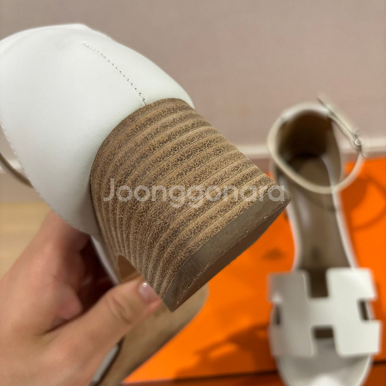 [정품] 에르메스 산토리니 샌들 화이트 황금사이즈--5