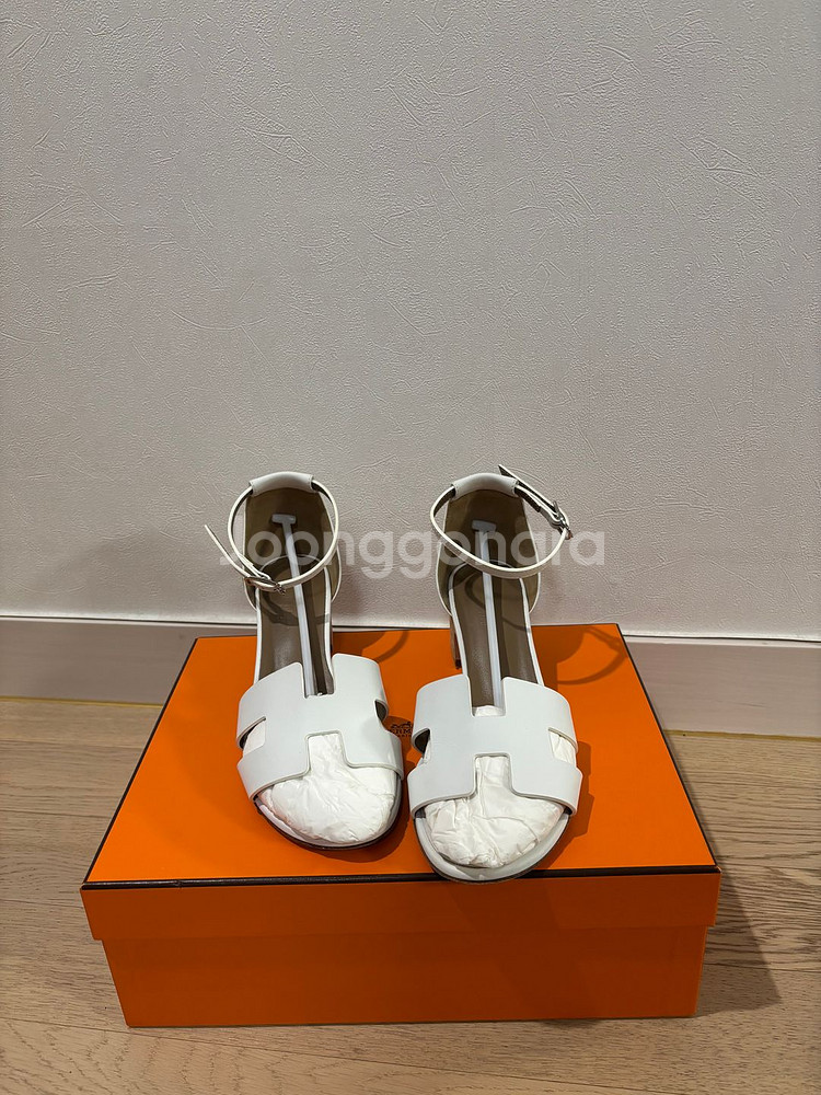 [정품] 에르메스 산토리니 샌들 화이트 황금사이즈--3