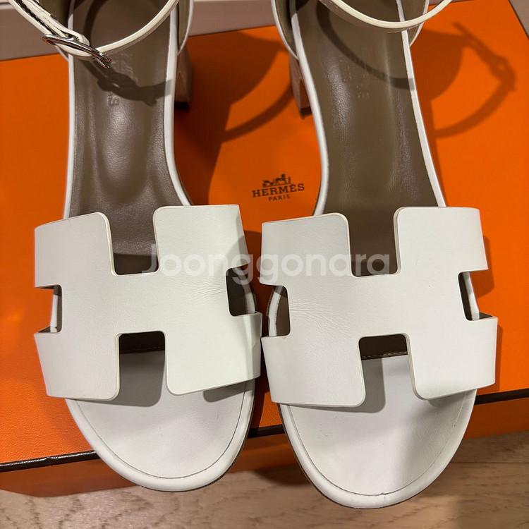[정품] 에르메스 산토리니 샌들 화이트 황금사이즈--4
