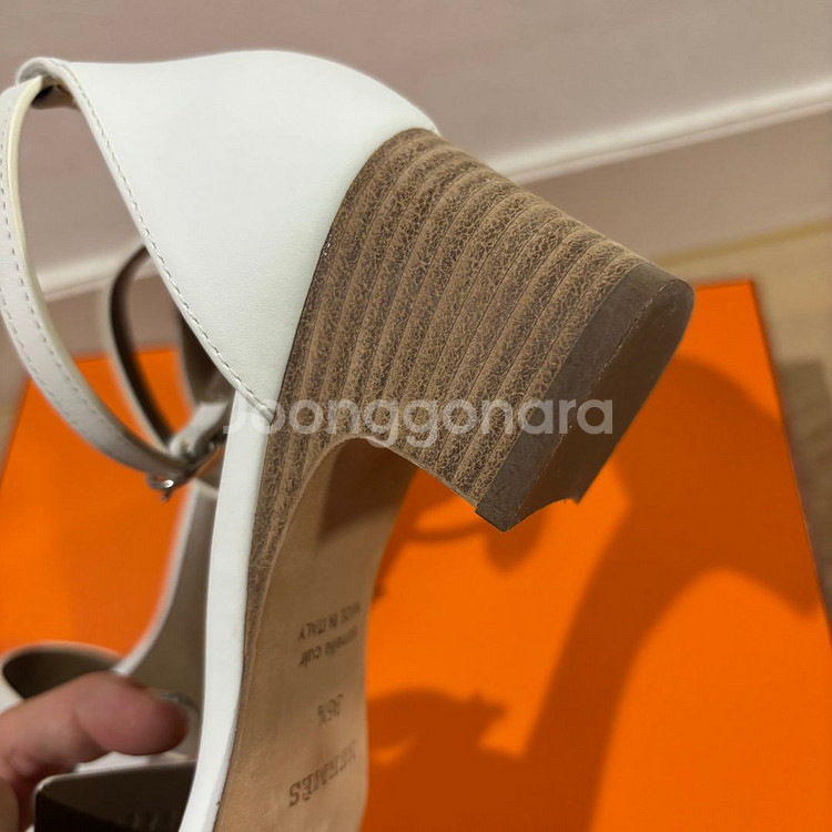 [정품] 에르메스 산토리니 샌들 화이트 황금사이즈--7