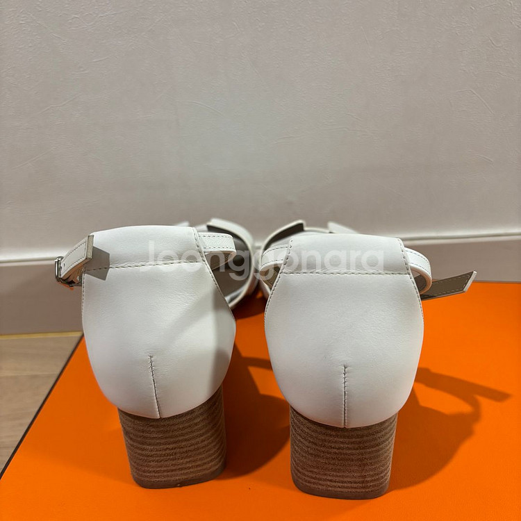 [정품] 에르메스 산토리니 샌들 화이트 황금사이즈--8