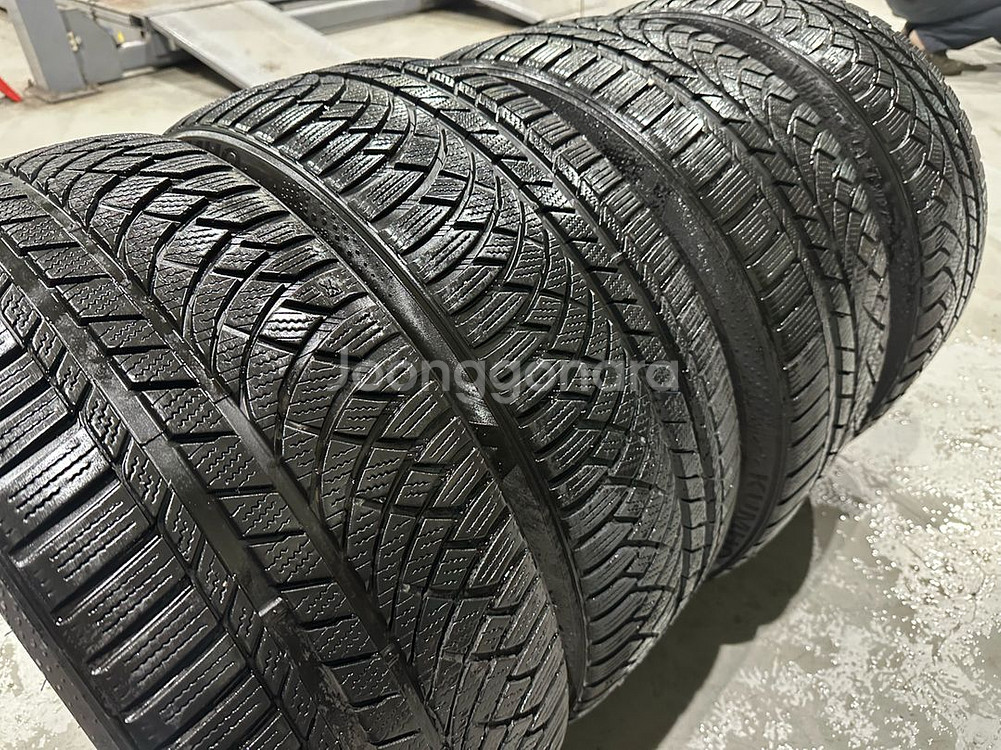 245-40-20 , 275-35-20 금호 윈터 wp--1