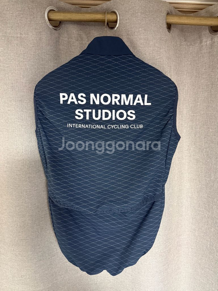 파스노말 스튜디오 질렛 및 자켓 2종 팝니다--1