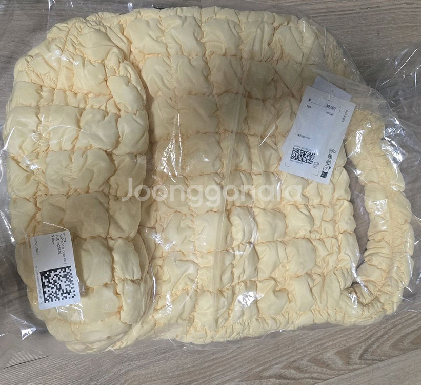 COS 퀼티드 미니 토트백 라이트 옐로우--1