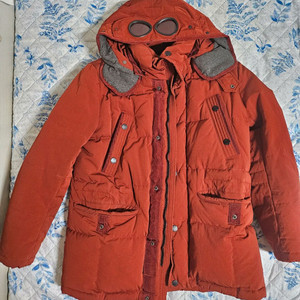 CP컴퍼니 시그니처 오리털 패딩 점퍼예요. 100사이즈