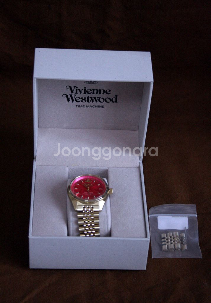 비비안웨스트우드 타임머신 금장 시계 39mm--1