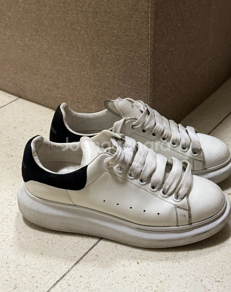 알렉산더 맥퀸 오버솔 스니커즈 화이트 블랙--0