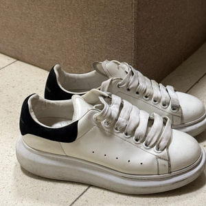 알렉산더 맥퀸 오버솔 스니커즈 화이트 블랙