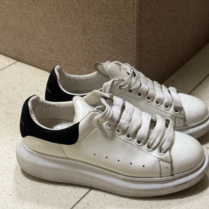 알렉산더 맥퀸 오버솔 스니커즈 화이트 블랙