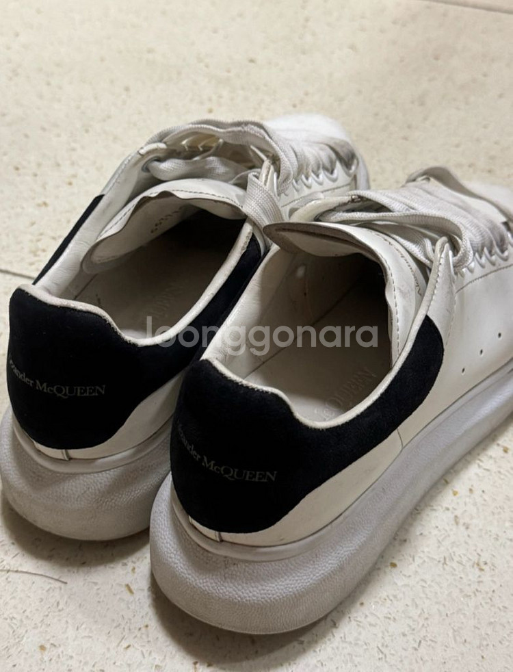 알렉산더 맥퀸 오버솔 스니커즈 화이트 블랙--1