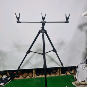 대형카메라 삼각대로 만든 낚시대 거치대