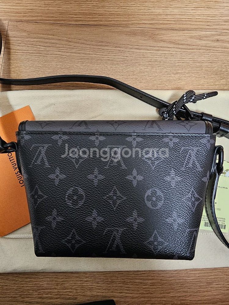 루이비통 퍼렐 이클립스 펄스 웨어러블 크로스백--3