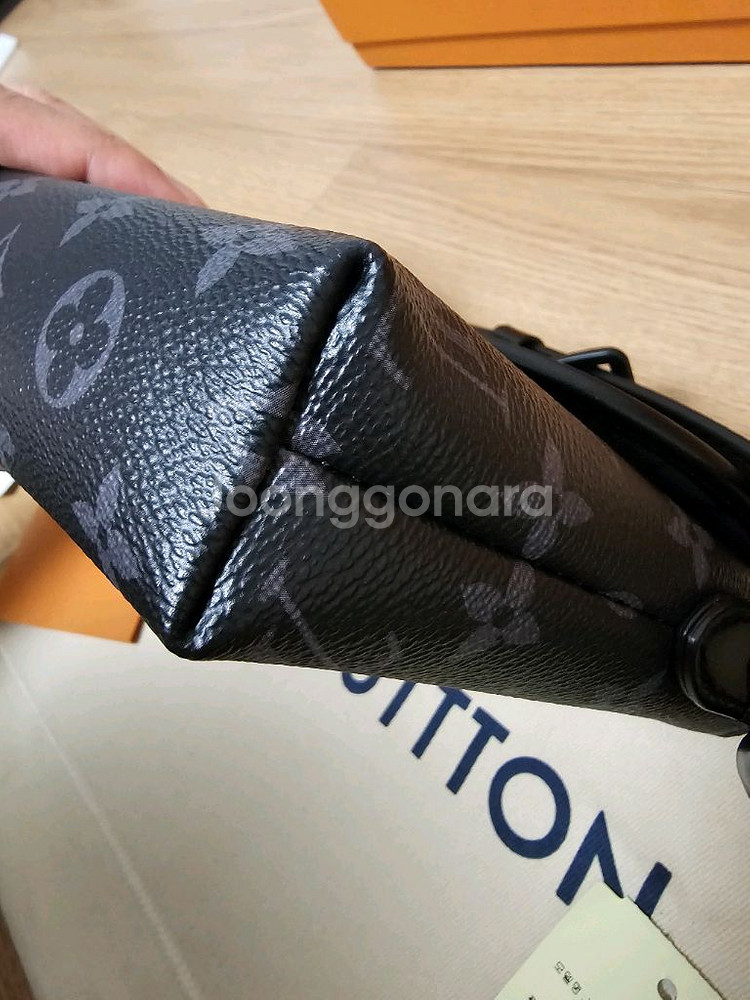 루이비통 퍼렐 이클립스 펄스 웨어러블 크로스백--5