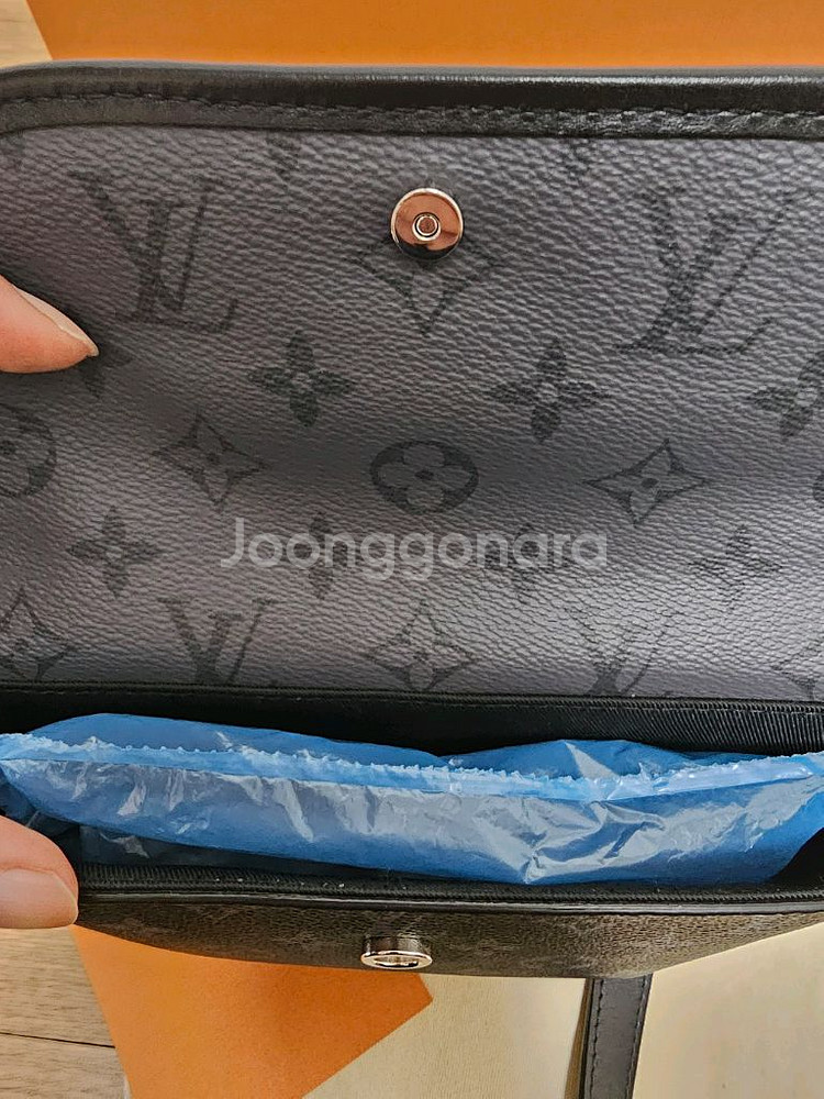 루이비통 퍼렐 이클립스 펄스 웨어러블 크로스백--9