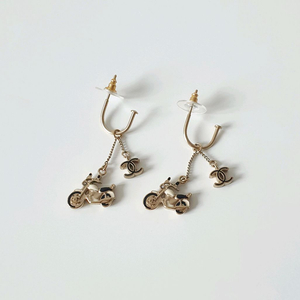 정품 샤넬 귀걸이 금장 바이크참 CC로고 스윙 피아스