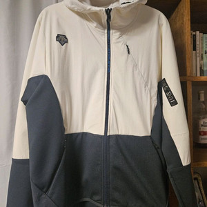 데상트 후드집업