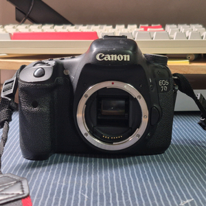 캐논 EOS 7D DSLR 카메라 바디만 팝니다.