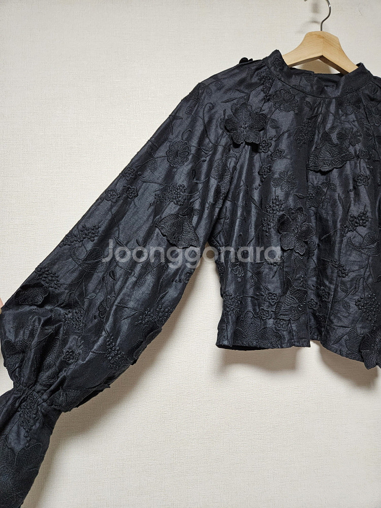 앤아더스토리즈 린넨 크롭 볼륨소매 블라우스 eur 36--6