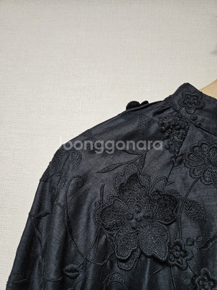 앤아더스토리즈 린넨 크롭 볼륨소매 블라우스 eur 36--4