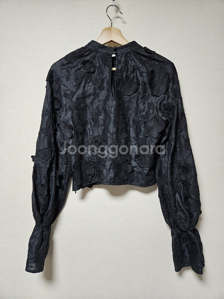 앤아더스토리즈 린넨 크롭 볼륨소매 블라우스 eur 36--7