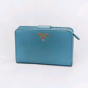 프라다 사피아노 메탈 로고 지퍼포켓 중지갑 (에메랄드)