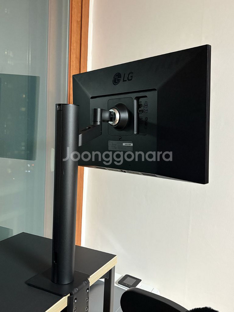 LG 27UN880 모니터 판매합니다.--2