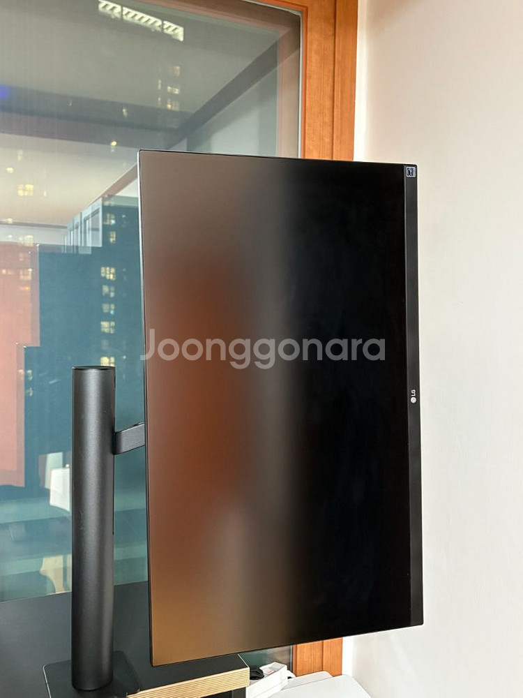 LG 27UN880 모니터 판매합니다.--1