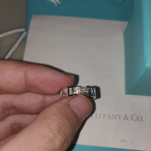 정품 18k 티파니앤코 아틀라스 3p 다이아링 팝니다