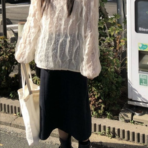 에크리스 프릴 라운드 블라우스 크림