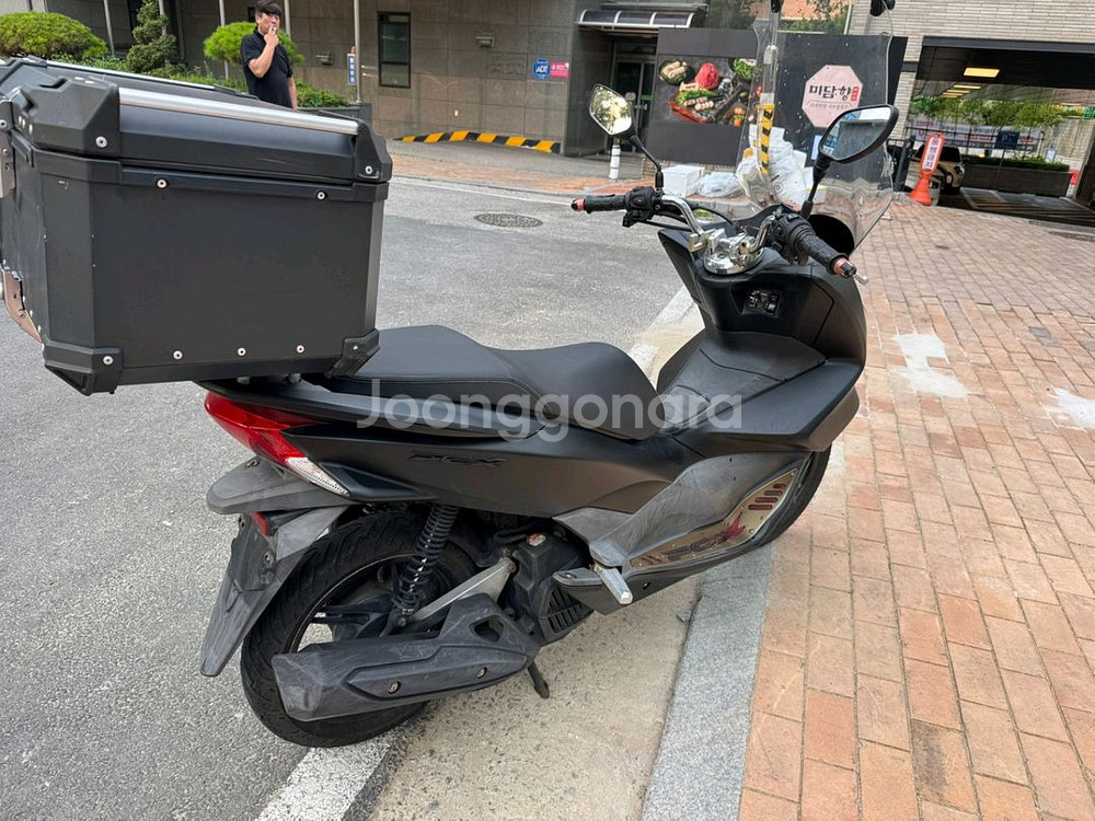 혼다 pcx125 16년 멧블랙 짧은키로수 팝니다--7