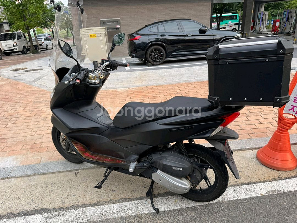 혼다 pcx125 16년 멧블랙 짧은키로수 팝니다--5